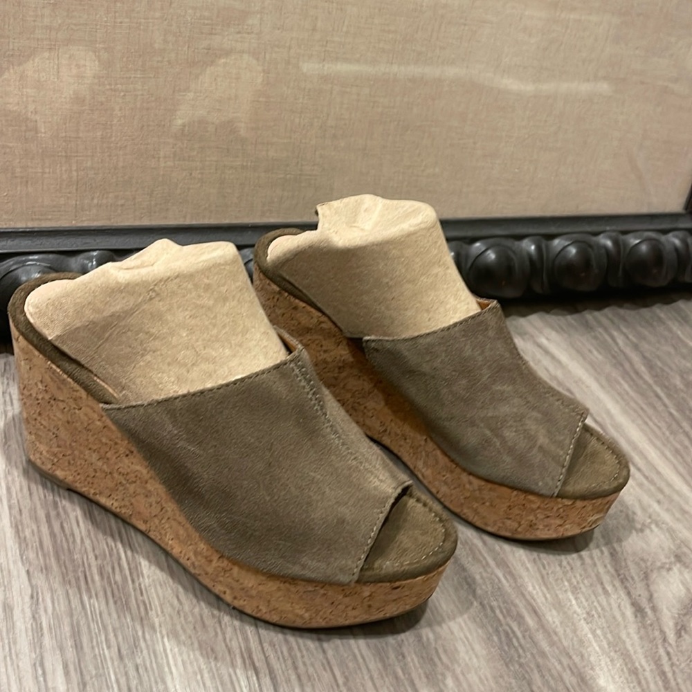Dolce vita wedges in olive green suede